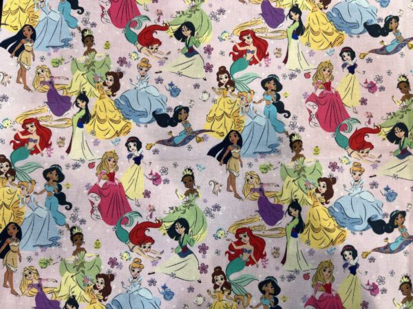 Tissu princesse Disney multicolore – Motif féerique sur fond rose